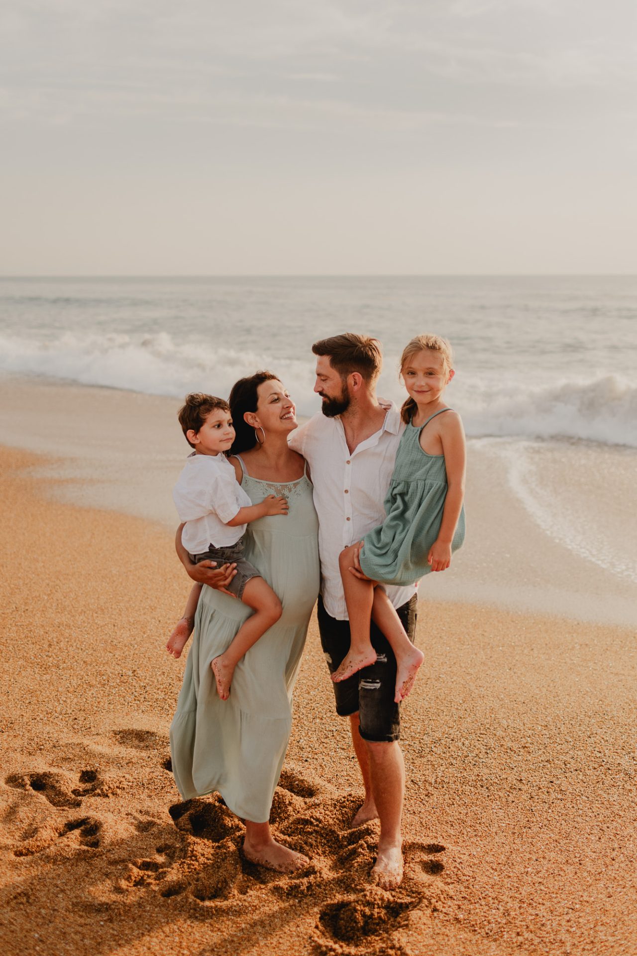 portait de famille sur une plage des Landes pendant une séance photo