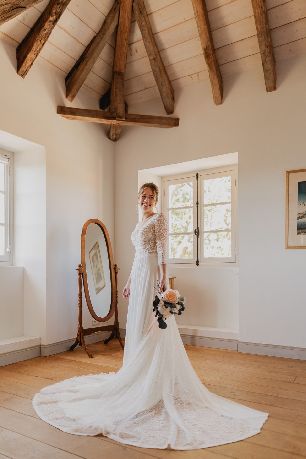 sublime portrait de la mariée dans sa robe lors des préparatifs de mariage au chateau Biscay à Biarritz