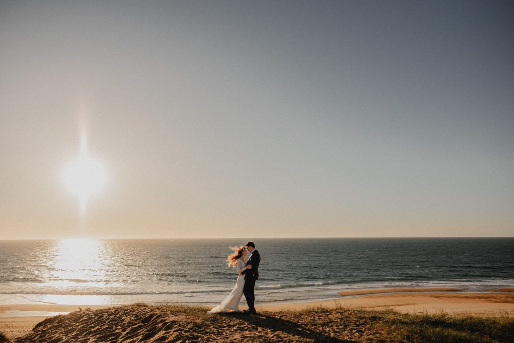 portrait de mariés au coucher du soleil à la plage de Biarritz