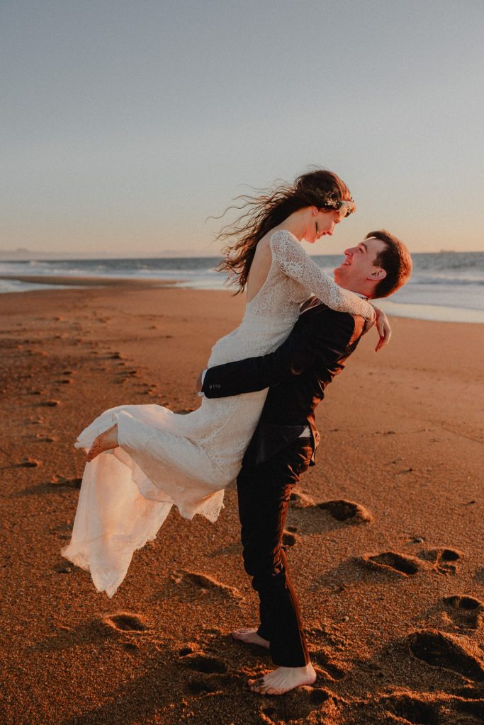 Une séance photo "Day After" : après le mariage, les mariés se retrouvent à la plage de Biarritz avec un photographe