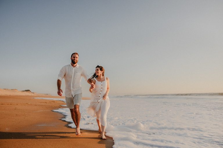 couple d'amoureux qui court sur la plage de Biarritz lors d'un shooting photo