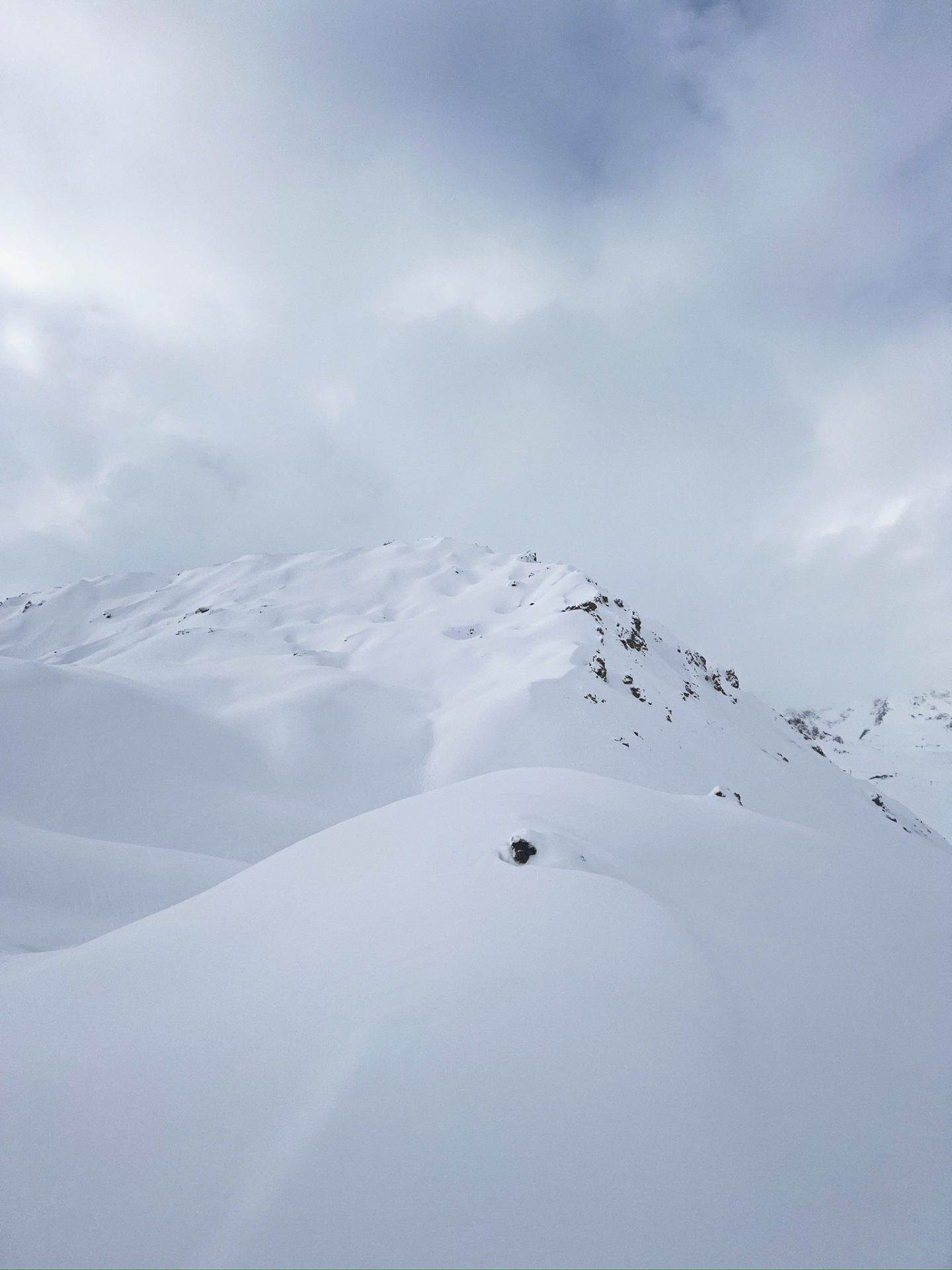 Montagne enneigée par le photographe Léo Guthertz