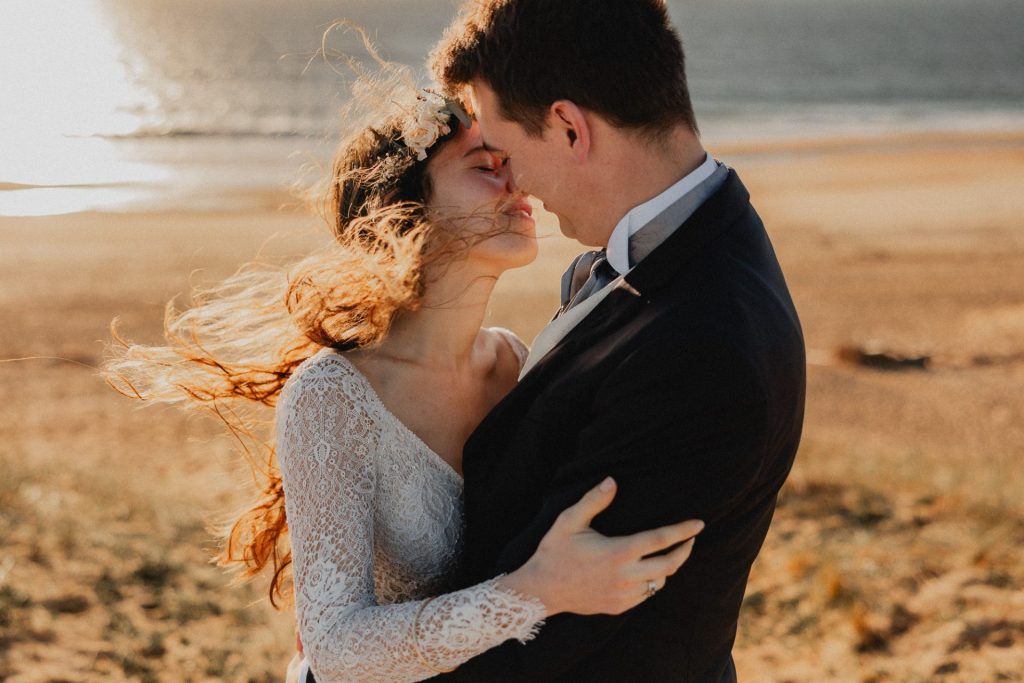 séance photo day after sur une plage de biarritz, la mariée porte sa robe de mariage