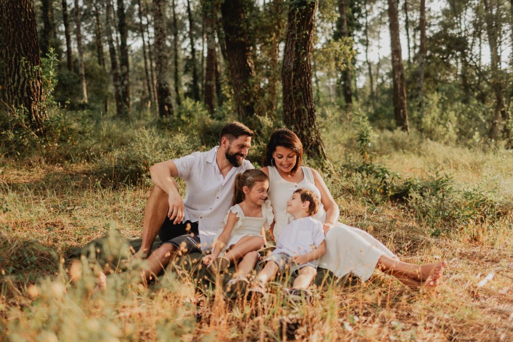 jolie portrait de famille dans la nature à Biarritz lors d'une séance photo