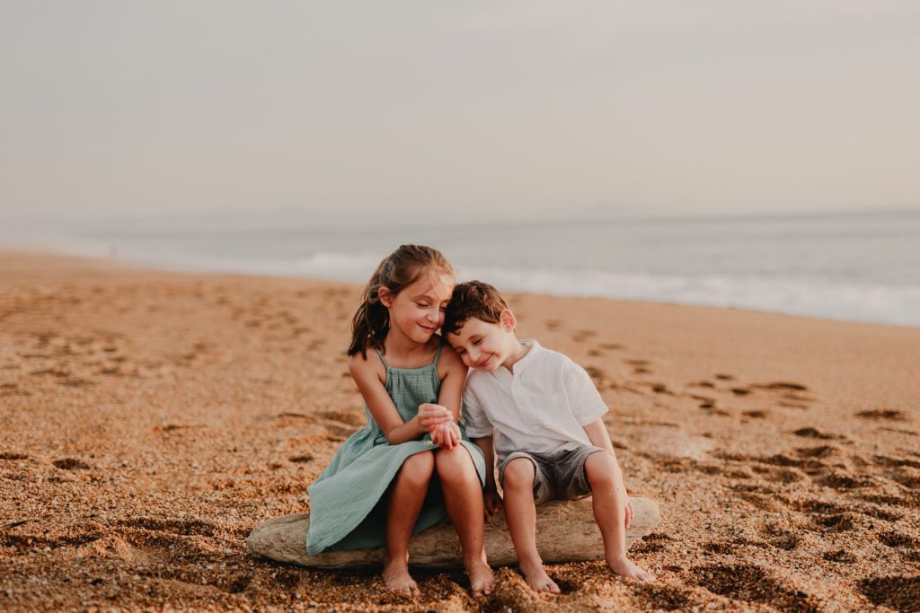 portrait de frères et soeur à la plage lors d'une séance photo dans les Landes