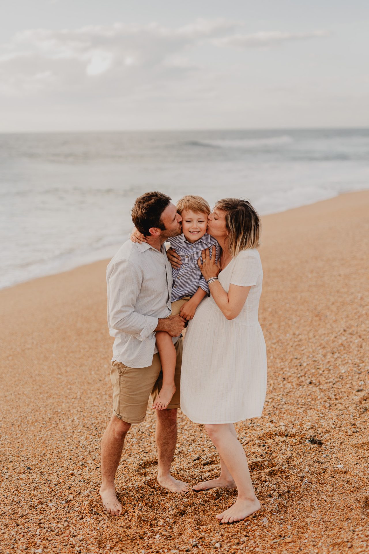 portrait de famille doux à la plage lors d'une séance photo dans les Landes