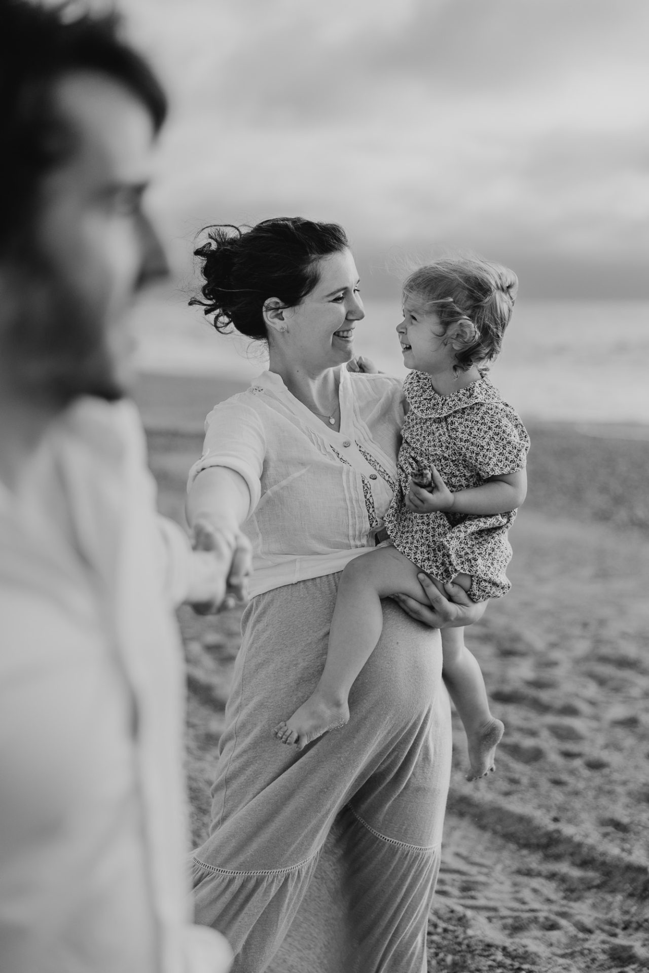 portrait de famille doux à la plage lors d'une séance photo dans les Landes