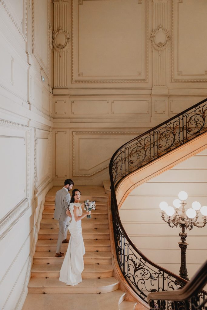 portrait de couple moderne et élégant dans la mairie de biarritz pour célébrer leur mariage