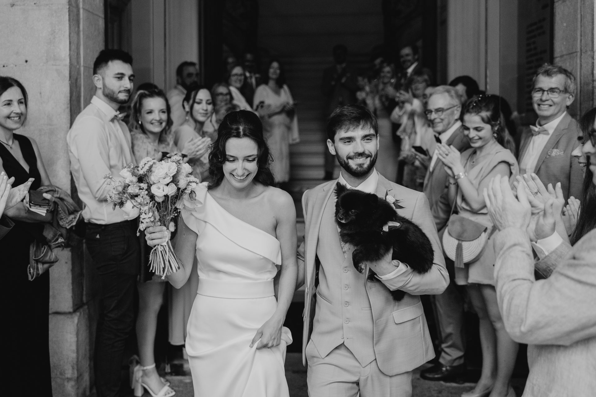 sortie de la mairie des mariés au Pays Basque immortalisé par un photographe professionnel