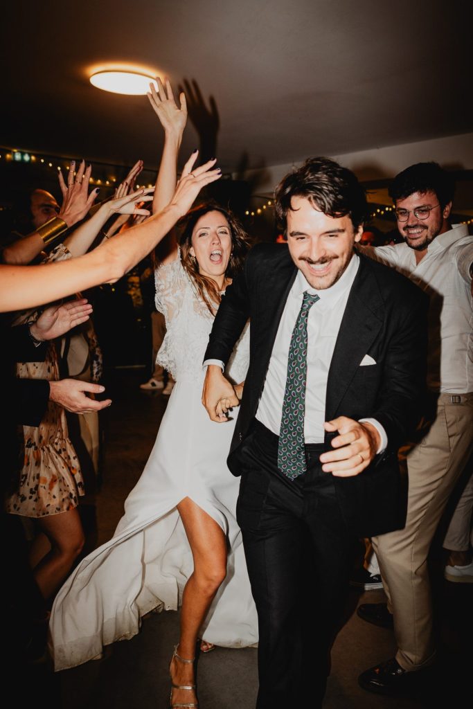 entrée des mariées lors de la soirée de mariage à la maison belzunce au pays basque