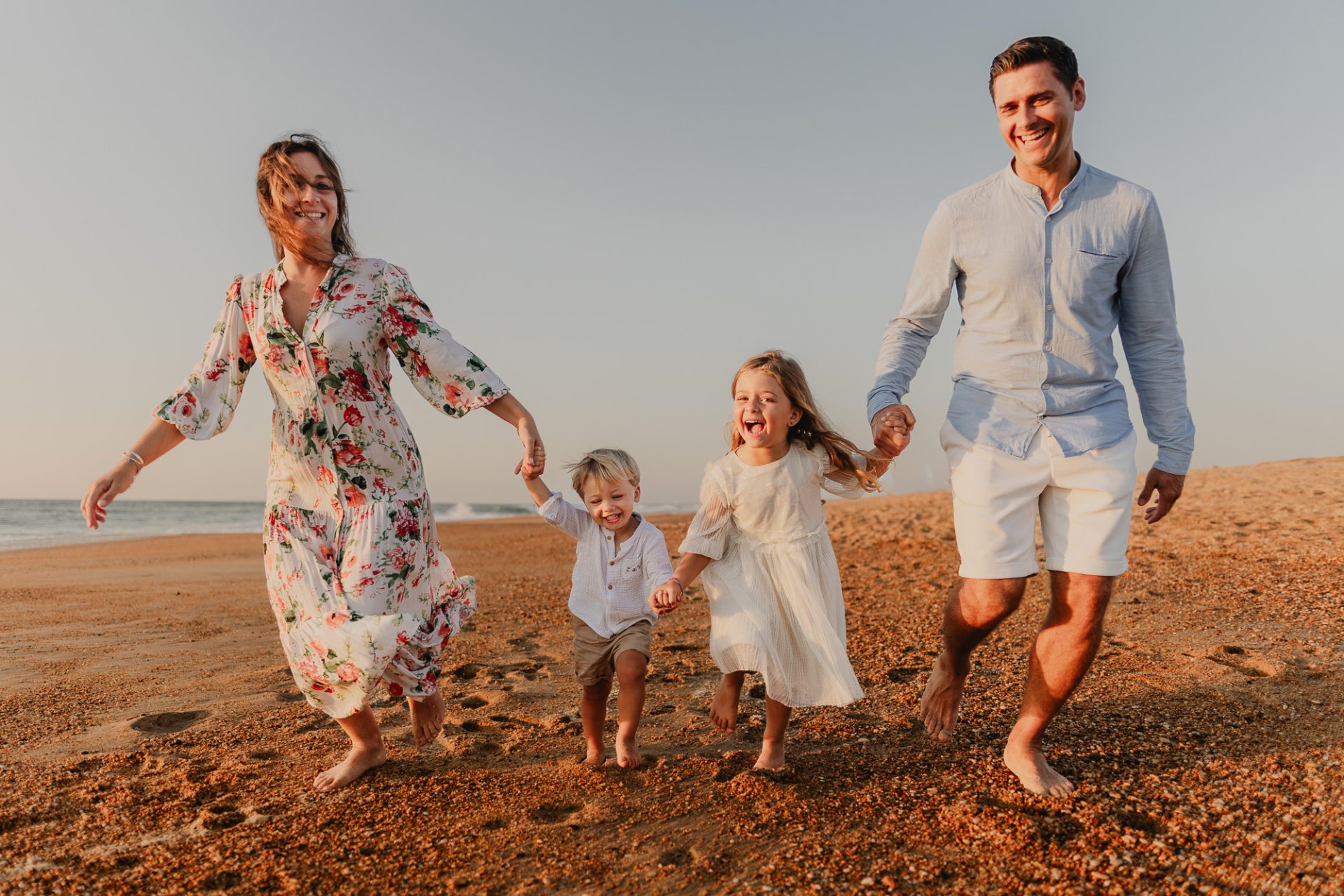 portrait de famille qui court à la plage lors d'une séance photo dans les Landes