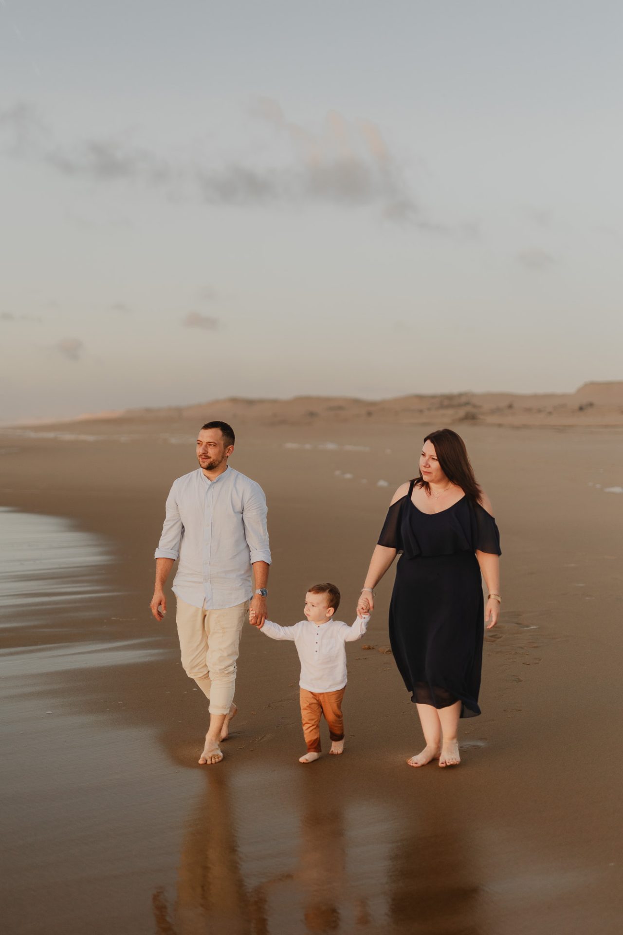 portrait de famille doux à la plage lors d'une séance photo dans les Landes