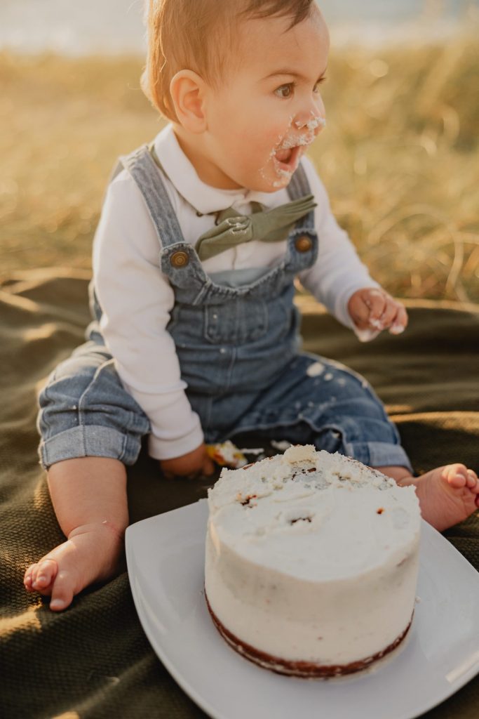 séance smash the cake à la plage pour fêter les un an de bébé sur la plage de biarritz