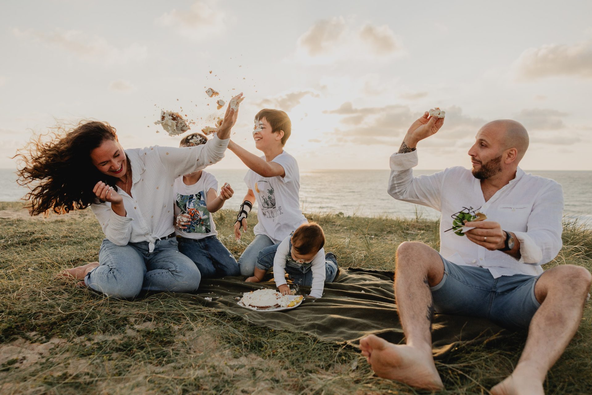 portrait de famille qui s'amuse à la plage lors d'une séance photo dans les Landes